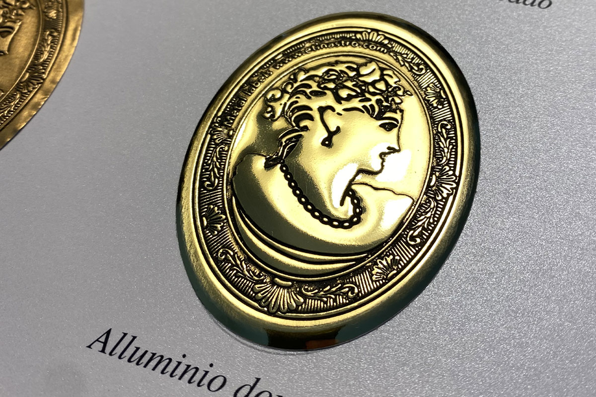 Etichette in metallo